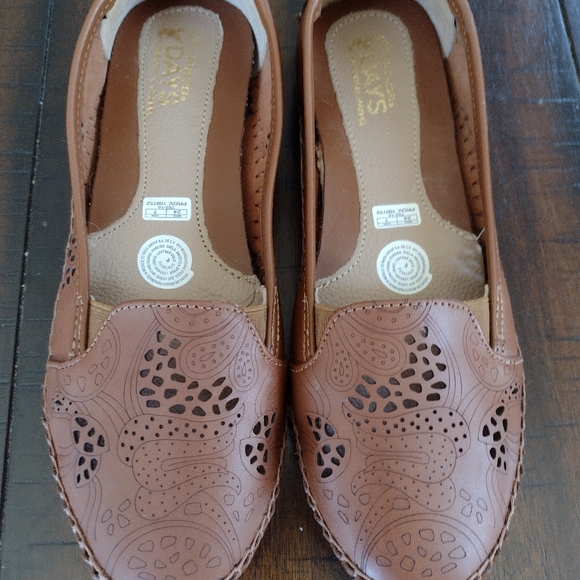 Cklass Women's Brown Leather Flats. - Picture 4 of 5